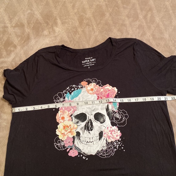 Torrid Black Skull Super Soft Knits T-Shirt in Torrid Size 1. (14/16 or 1X). - Picture 5 of 10